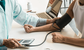 Prise de tension artérielle en cabinet médical