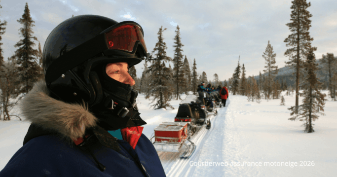 Une personne portant un casque de motoneige et une veste d'hiver regarde devant elle, guidant un groupe dans le paysage enneigé et bordé d'arbres du Québec. Le ciel est partiellement nuageux. Le texte en bas à droite indique "Courtierweb assurance motoneige 2026".
