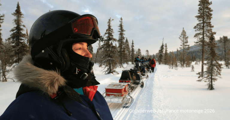 Une personne portant un casque de motoneige et une veste d'hiver regarde devant elle, guidant un groupe dans le paysage enneigé et bordé d'arbres du Québec. Le ciel est partiellement nuageux. Le texte en bas à droite indique "Courtierweb assurance motoneige 2026".