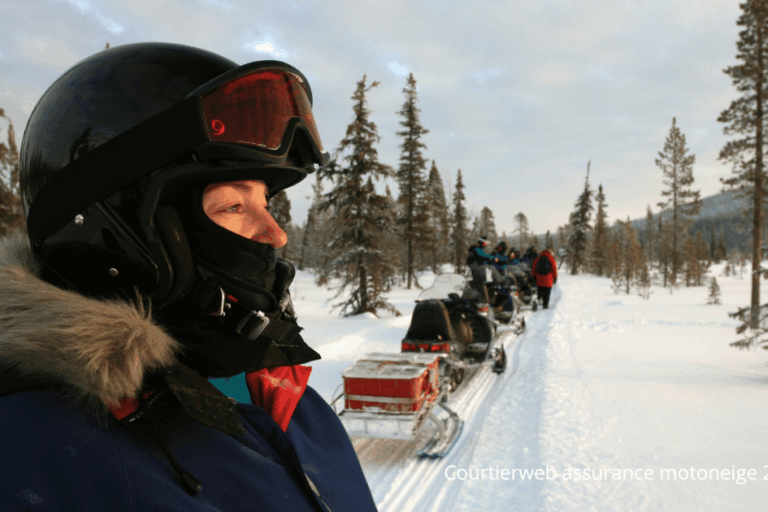 Une personne portant un casque de motoneige et une veste d'hiver regarde devant elle, guidant un groupe dans le paysage enneigé et bordé d'arbres du Québec. Le ciel est partiellement nuageux. Le texte en bas à droite indique "Courtierweb assurance motoneige 2026".