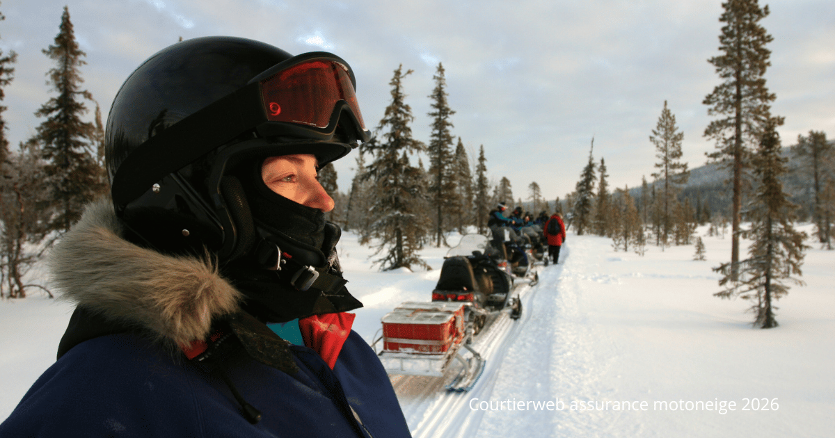 Une personne portant un casque de motoneige et une veste d'hiver regarde devant elle, guidant un groupe dans le paysage enneigé et bordé d'arbres du Québec. Le ciel est partiellement nuageux. Le texte en bas à droite indique "Courtierweb assurance motoneige 2026".