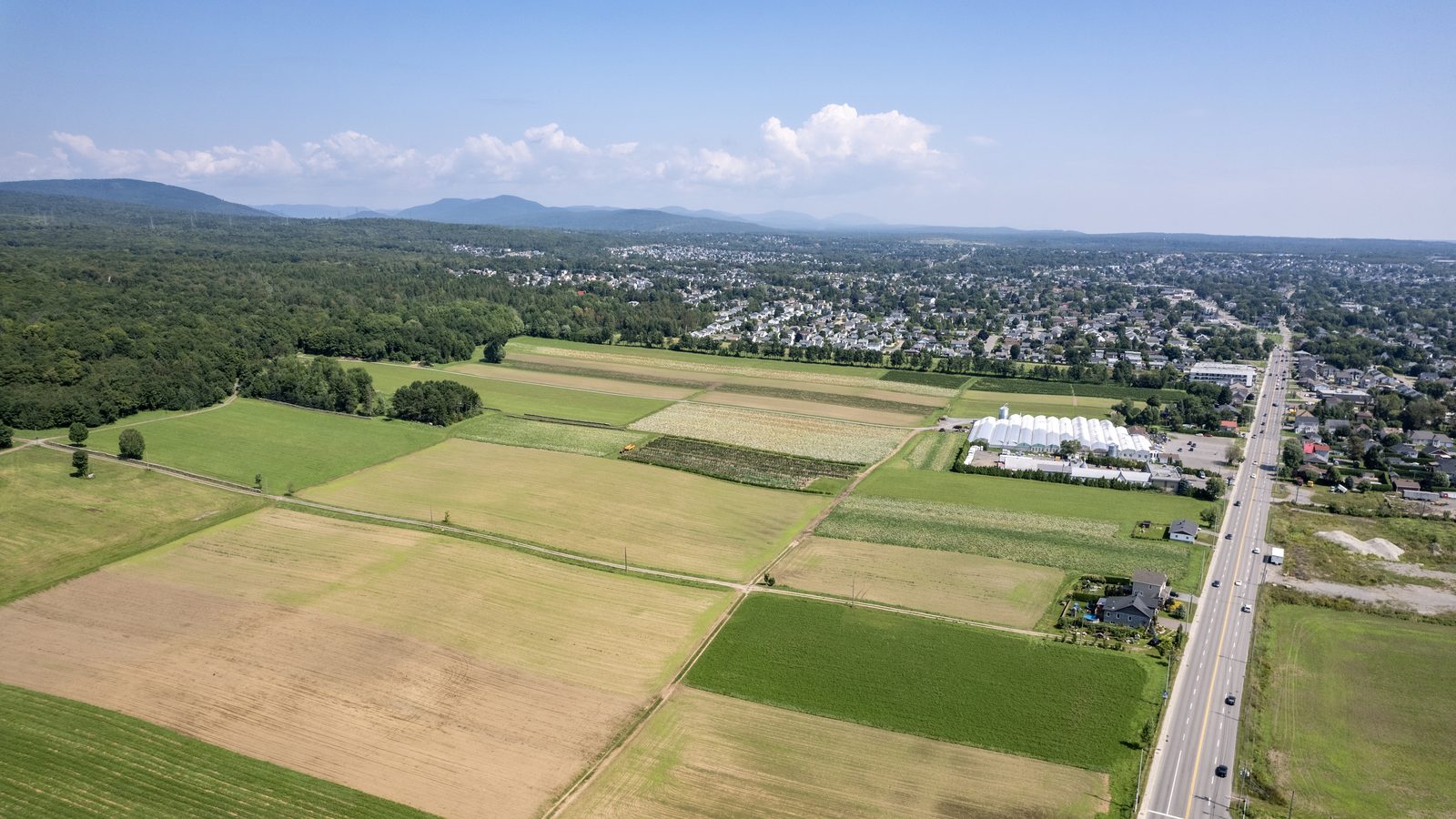 Vue aérienne d'une ferme agricole québécoise