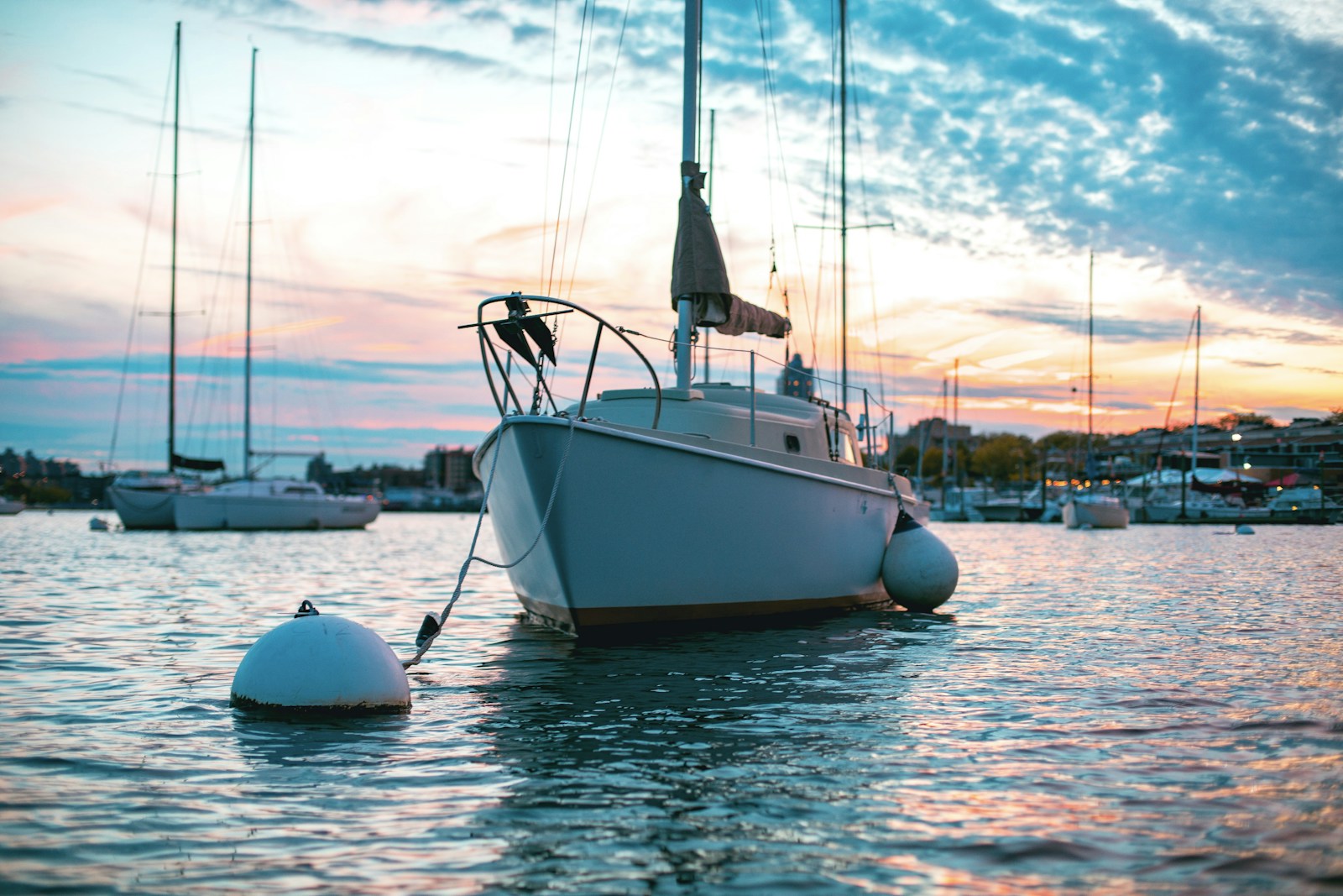 Voilier au mouillage en marina au coucher de soleil — assurance bateau Québec