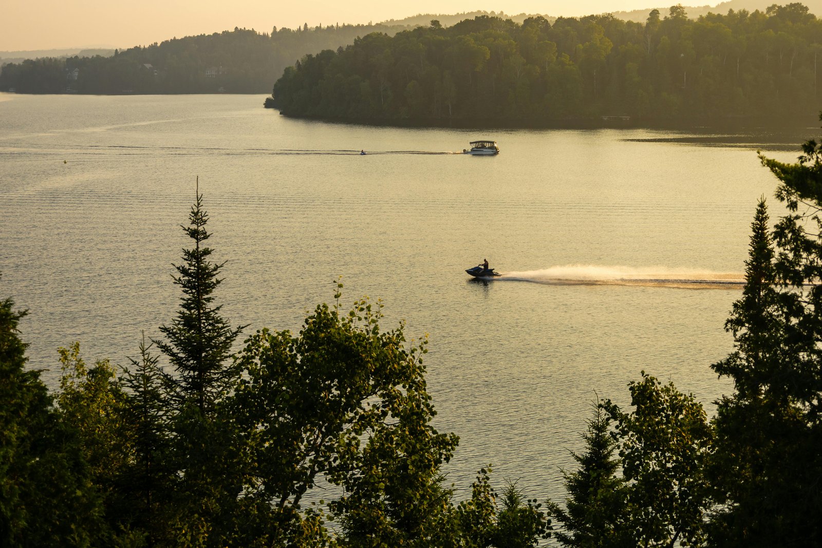 Motomarine Sea-Doo en action sur lac — assurance motomarine Québec