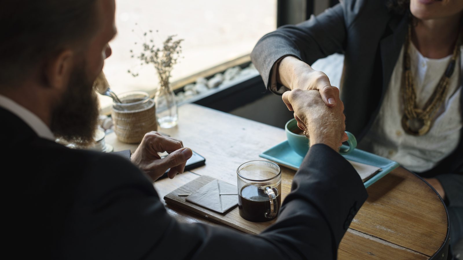 Poignée de main d'affaires — courtier d'assurance