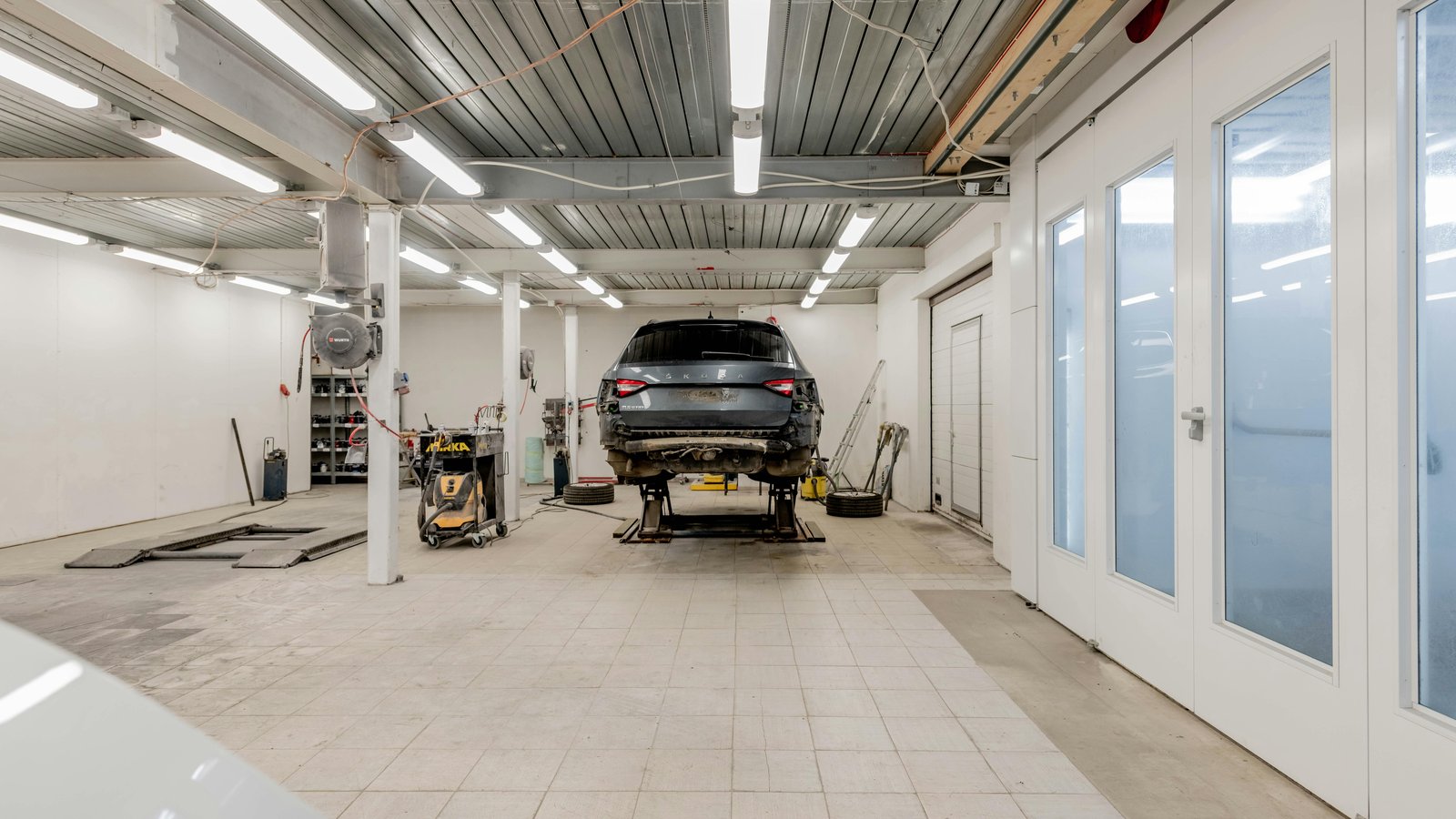 Mécaniciens travaillant sur un moteur en atelier