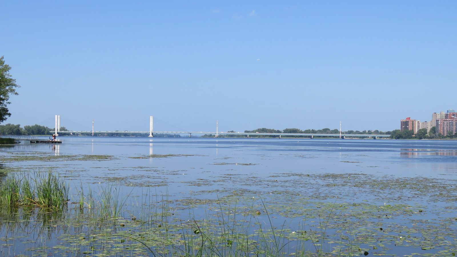 Pont Olivier-Charbonneau vu depuis Laval