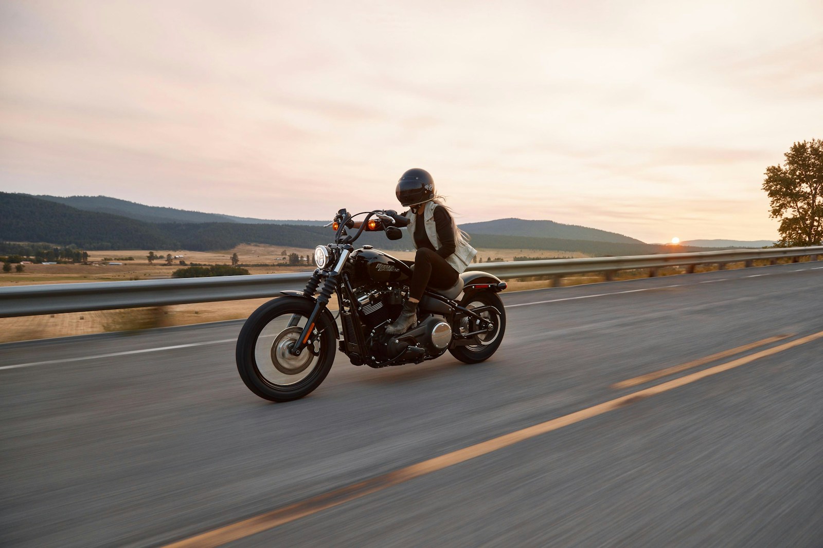 Motocycliste sur route au crépuscule — assurance moto Québec