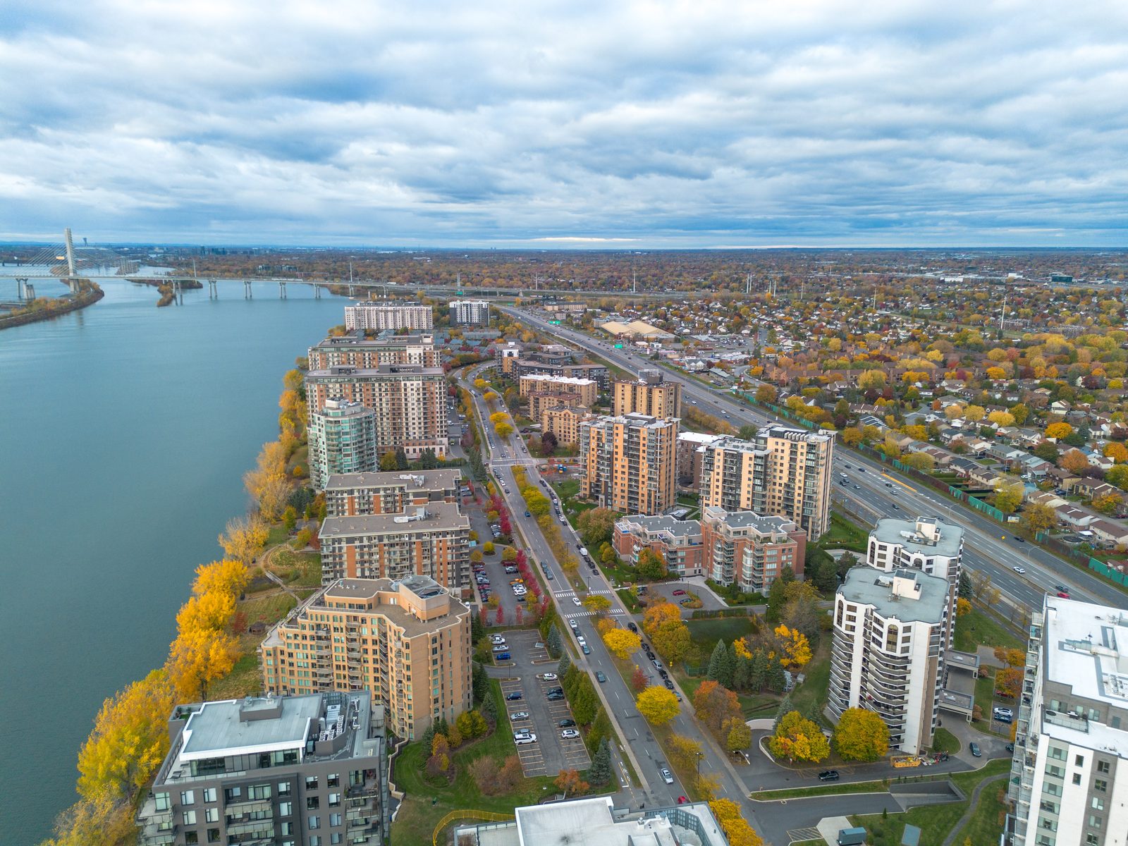 Vue de Brossard et du Quartier DIX30, Rive-Sud de Montréal