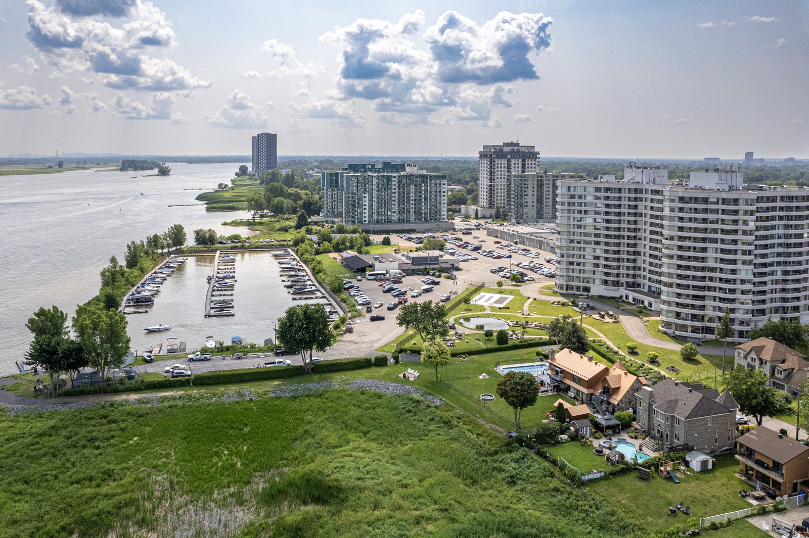Vue aérienne de Repentigny et du fleuve Saint-Laurent